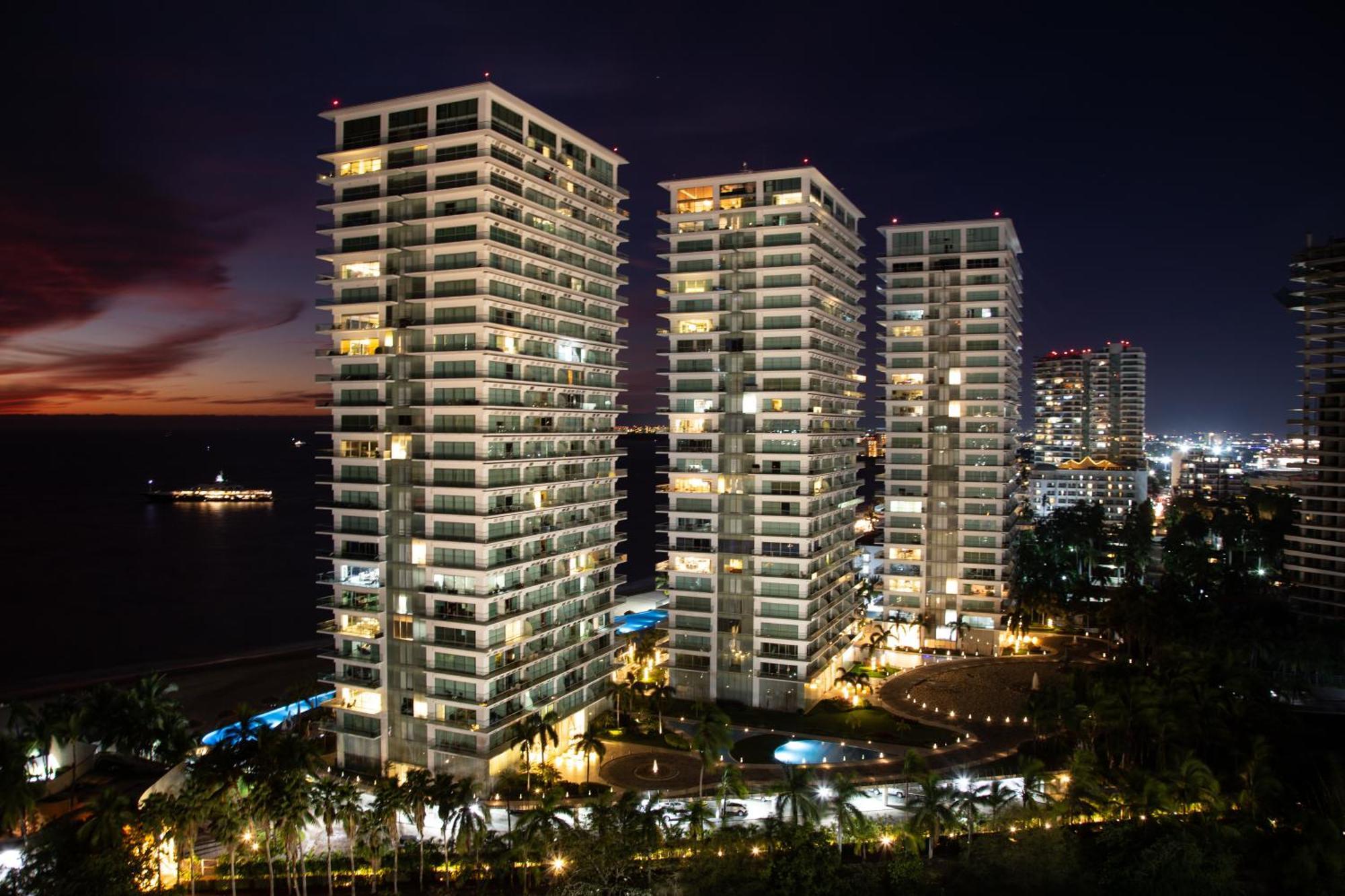 Gorgeous 15 Floor Grand Venetian Apartment Puerto Vallarta Exterior photo